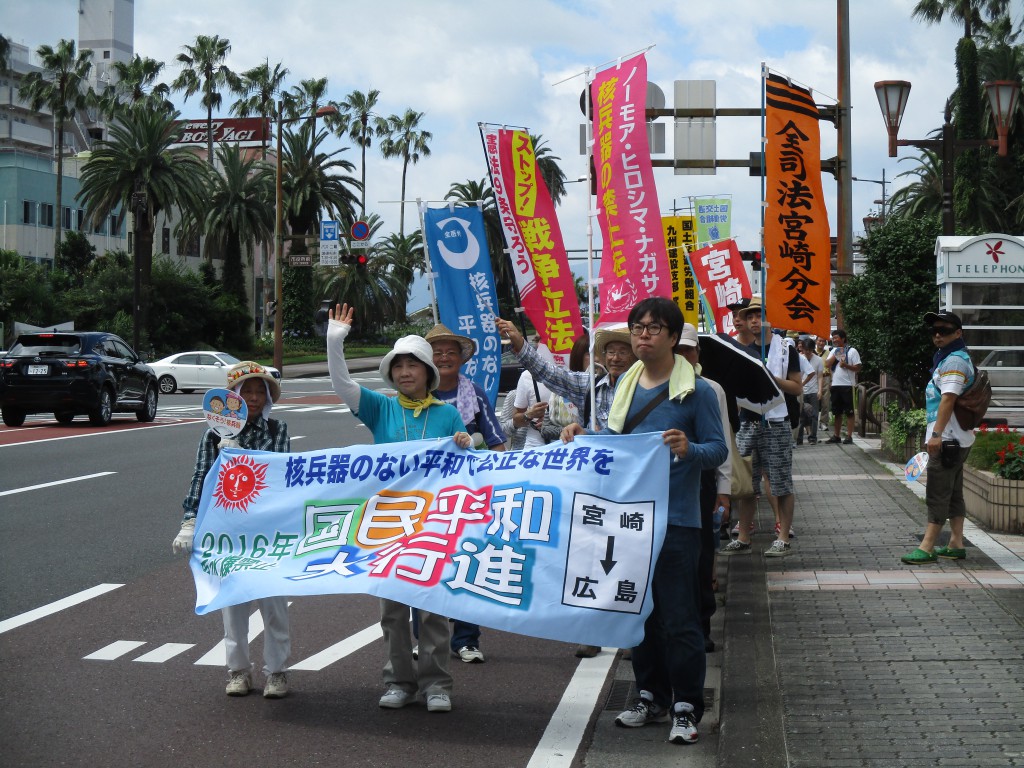 宮崎市橘通りを北上する大行進