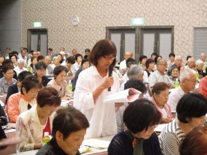 議案に対して質疑する総代