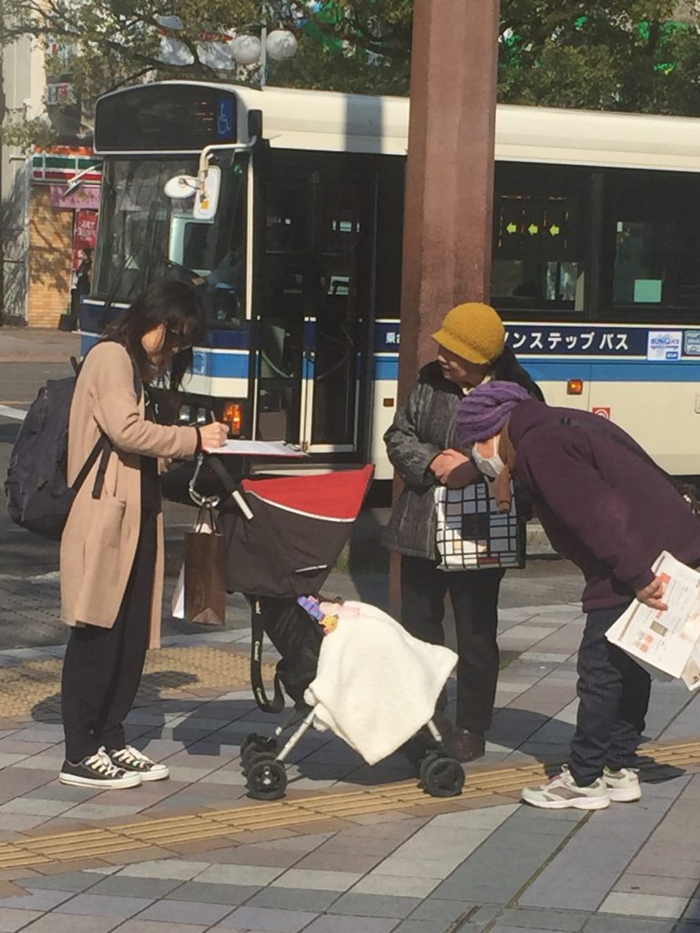 山形屋前街頭で署名を呼びかける 宮崎市の組合員さん