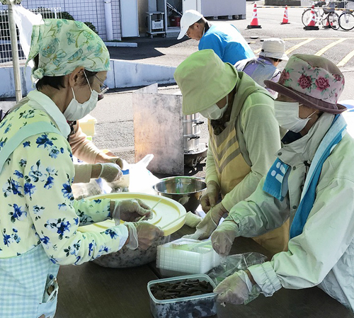 このはな支部は健康まつりで、ねりくり・赤飯を販売