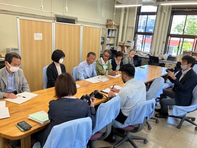 記者会見を行う「宮崎の会」メンバー
