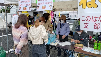 出店で買い物をする来場者